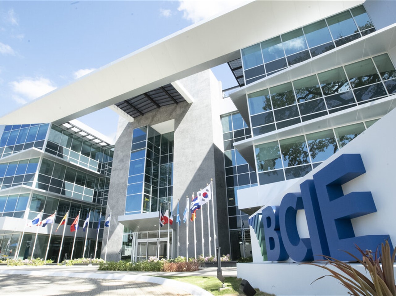 BCIE dará a El Salvador $646 millones para infraestructura y proyectos
