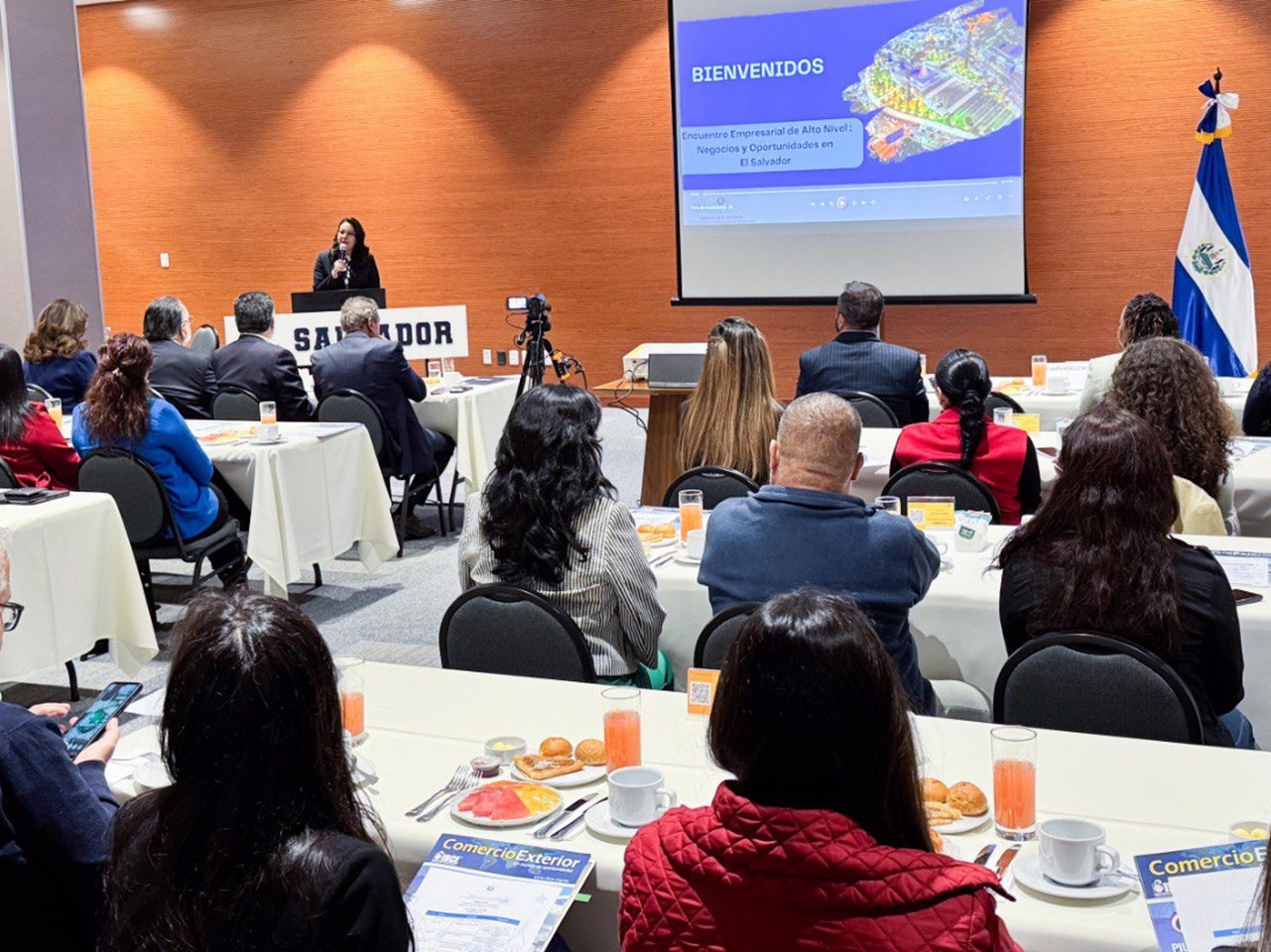 El Salvador busca ampliar los negocios y el turismo con Bolivia