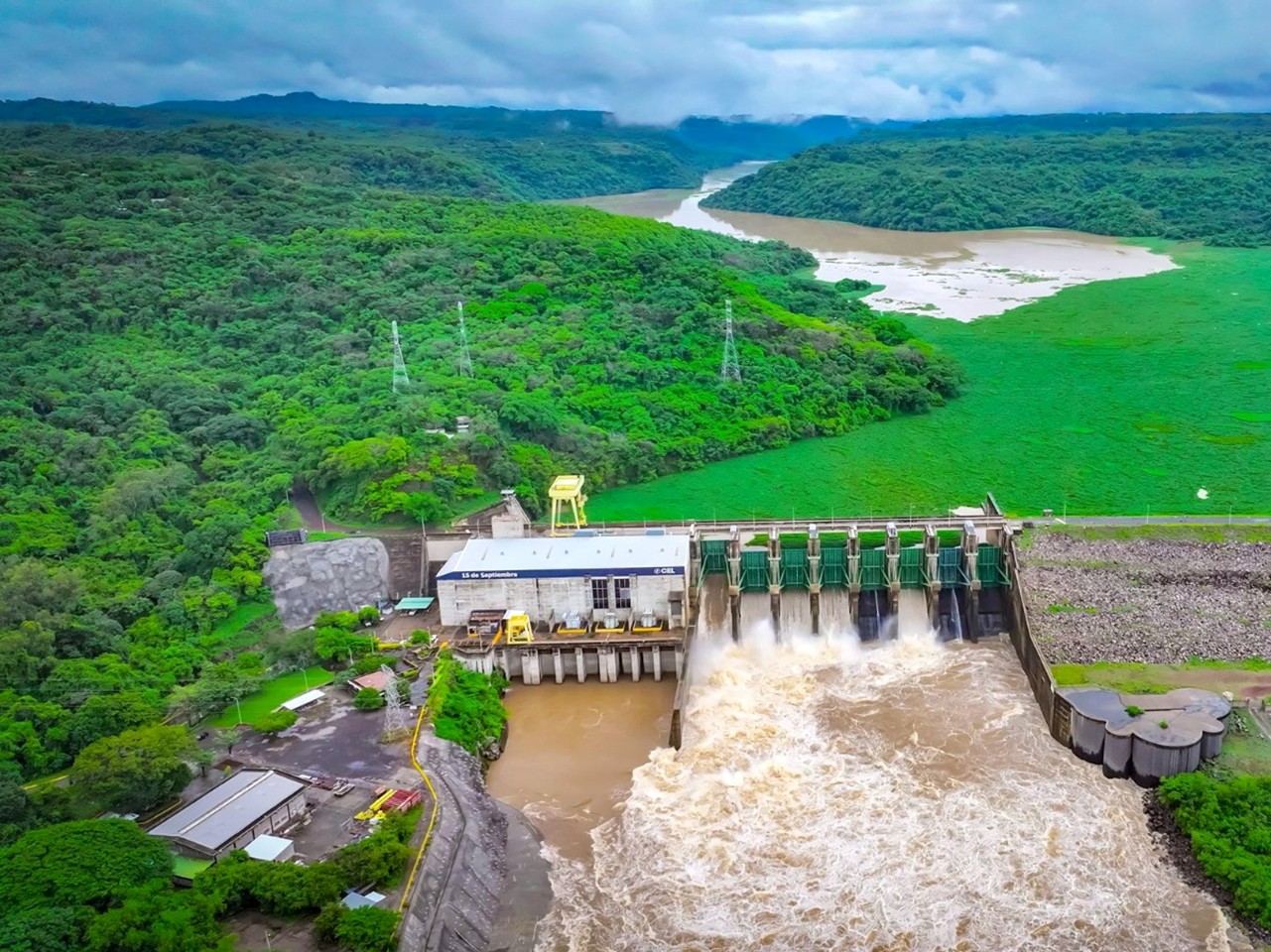 Proyecto solar en central hidroeléctrica 15 de Septiembre avanza un 50%