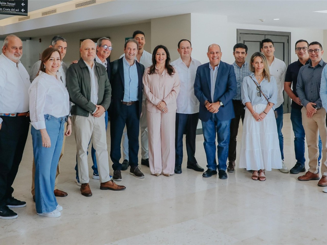 Empresarios de Colombia y Honduras interesados en construir viviendas de interés social en El Salvador